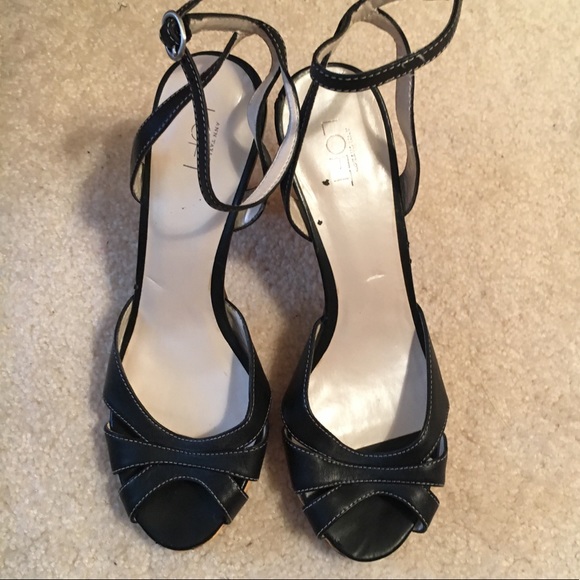 Loft heel, wrap around ankle. Heel has tan straw - Picture 2 of 3